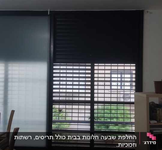 חלון עם תריסי אלומיניום פתוחים למחצה